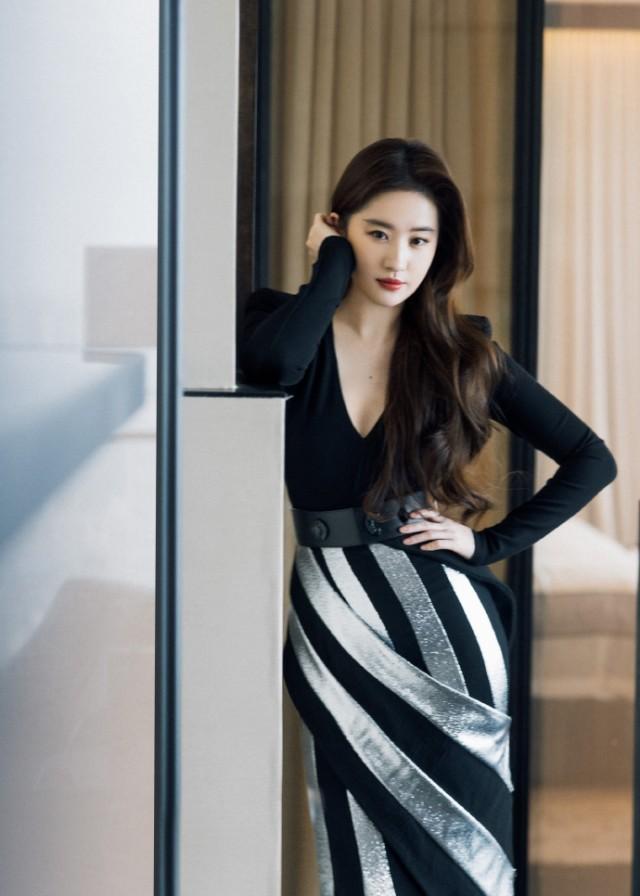 刘亦菲最新造型写真释出条纹长裙优雅大方